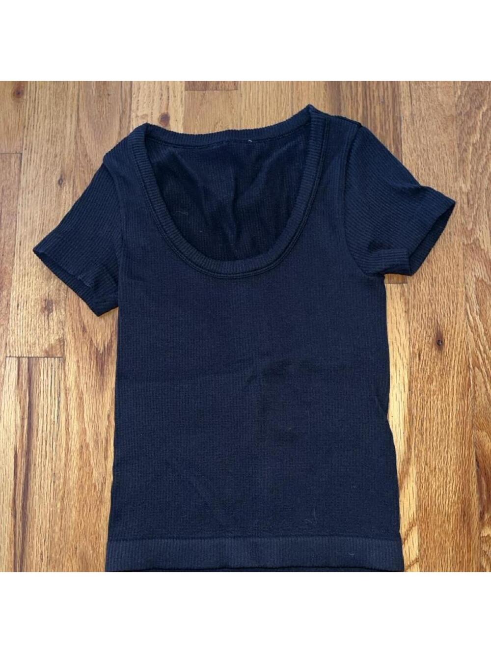 Old Navy Women's Black and Navy Tshirt